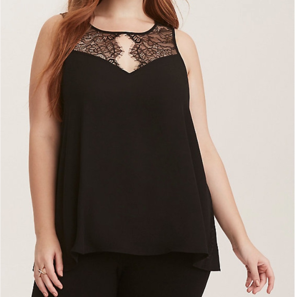 Torrid tank with lace detail 5 buttons on back